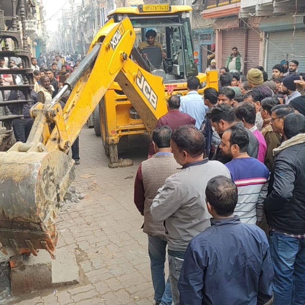 बलरामपुर में अवैध अतिक्रमण पर चला बुलडोजर:व्यक्ति ने कहा- ‘पहले मुझ पर चलाओ जेसीबी’; चौक बाजार से हटाया गया अतिक्रमण