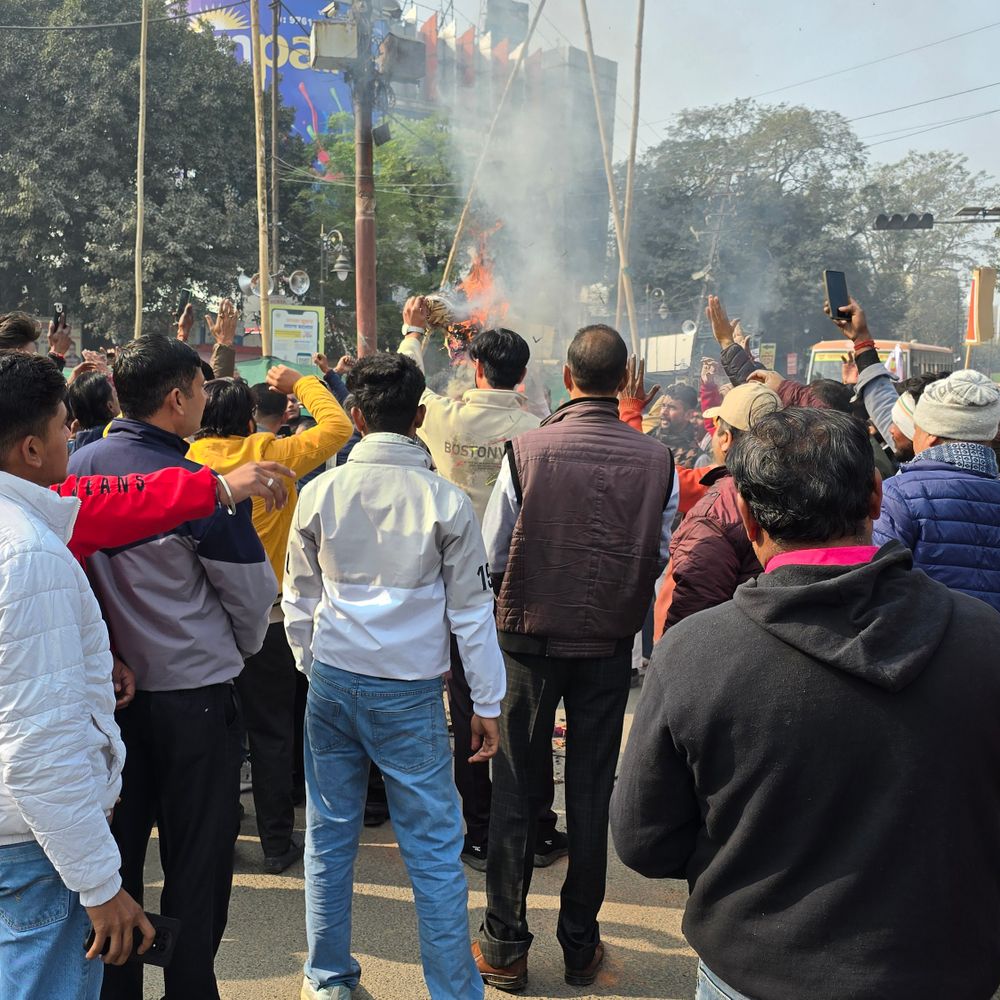 बांग्लादेश में हिंदू युवक की हत्या का विरोध:बिजनौर में विश्व हिंदू परिषद और बजरंग दल ने प्रदर्शन किया, पुतला फूंका
