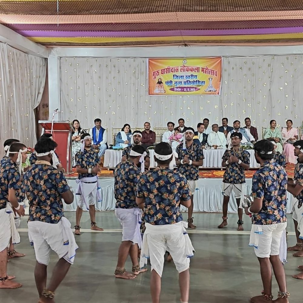 धमतरी में पंथी नृत्य प्रतियोगिता आयोजित:‘जग के अंजोर’ ने जीता पहला,’ज्ञान धारा मोतीपुर’ ने जीता दूसरा स्थान, अब राज्य स्तरीय महोत्सव में देंगी प्रस्तुति