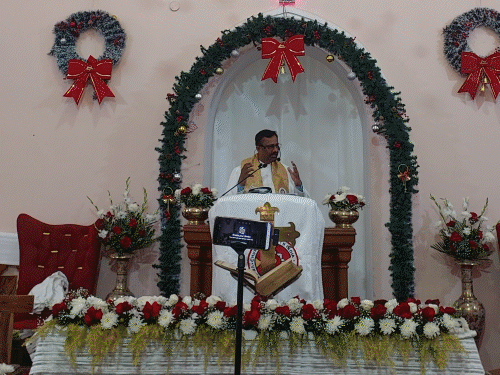 जयपुर में क्रिसमस के जश्न की फोटोज और VIDEO:चर्च को यीशु मसीह के जन्म की झांकियों से सजाया, हफ्ते भर होंगे अलग-अलग आयोजन