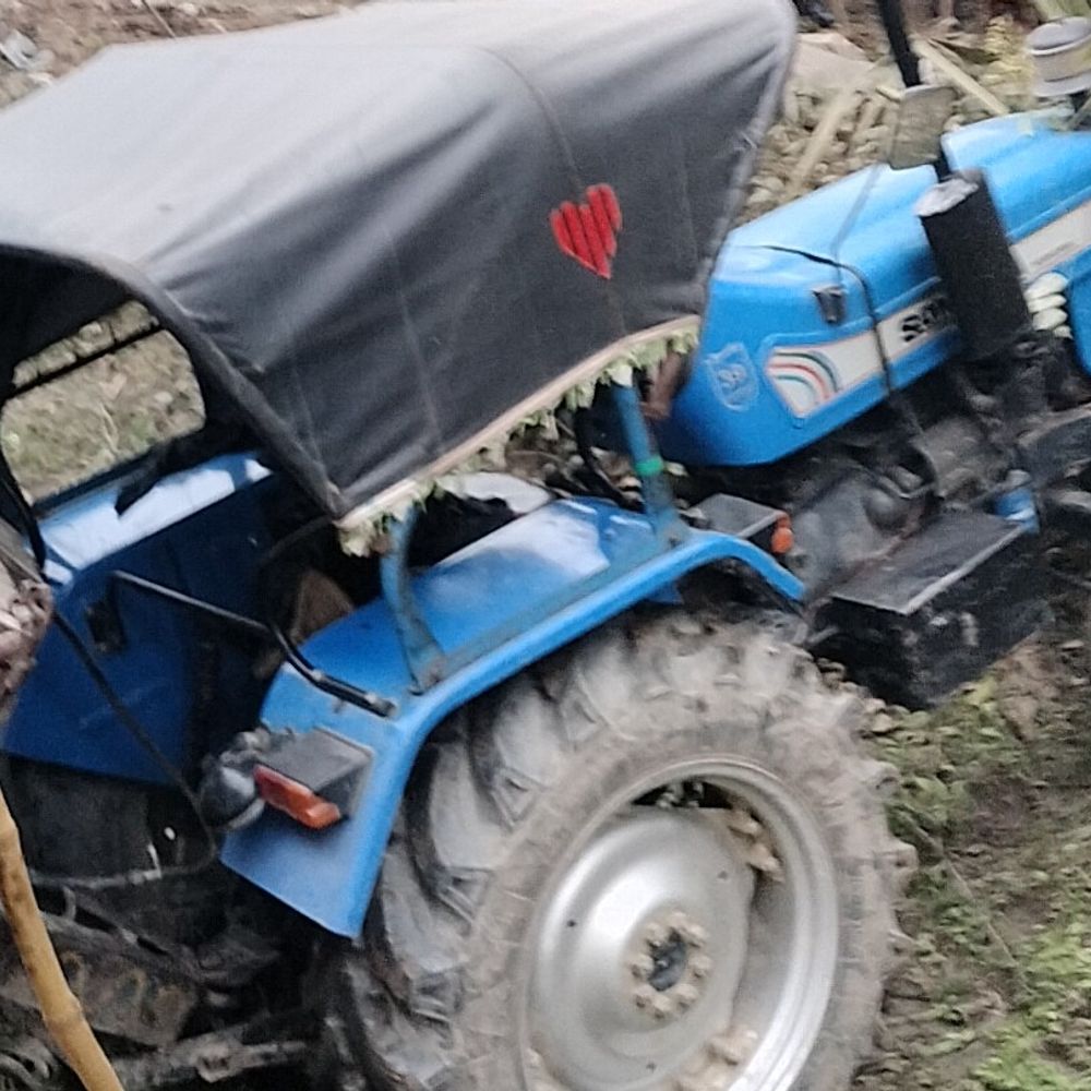 मोटरसाइकिल चालक को बचाने का प्रयास में हादसा:गोगरी के बन्नी समसपुर मोड़ के पास ट्रैक्टर खाई में गिरा, चार लोग सुरक्षित बचे