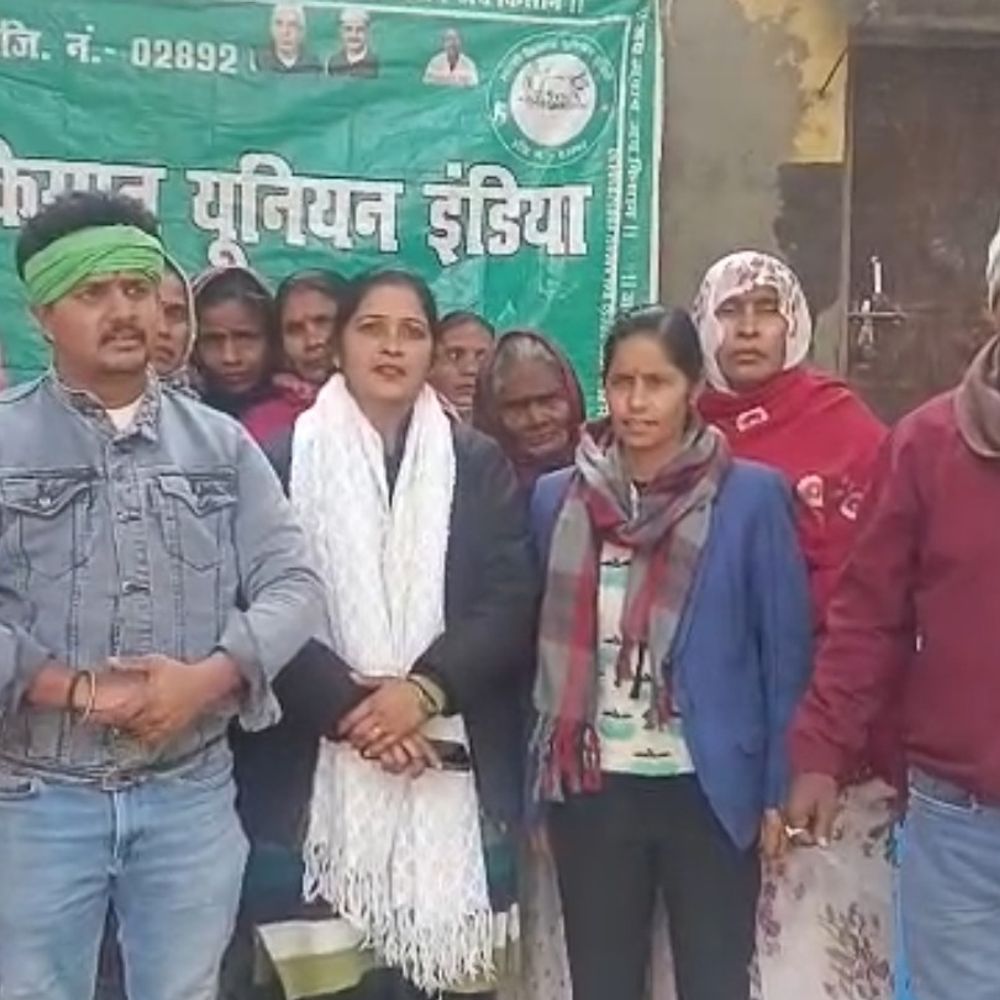 हरदोई कलेक्ट्रेट में किसान यूनियन का प्रदर्शन:डीएम को सौंपा ज्ञापन, भ्रष्टाचार और अवैध कब्जे के आरोप