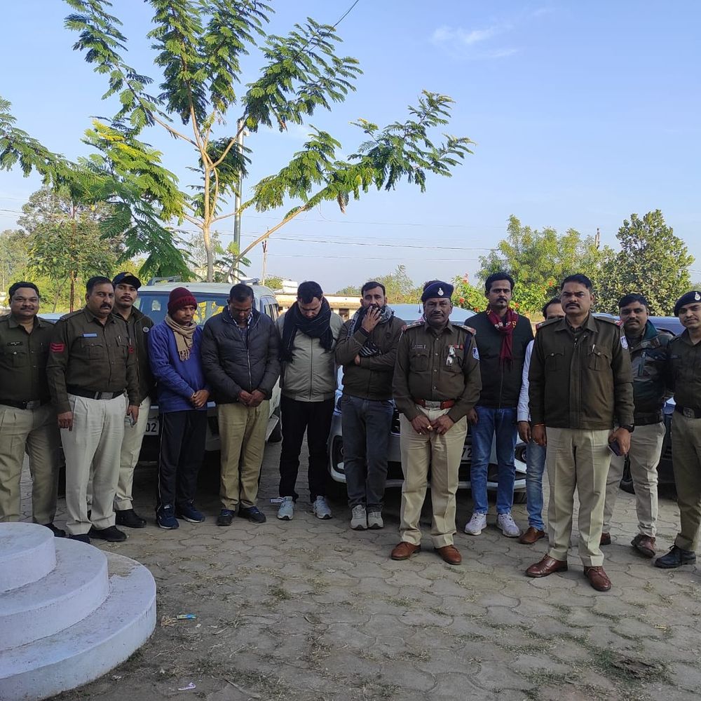 शहडोल में हाई-प्रोफाइल जुए का भंडाफोड़, 7 आरोपी गिरफ्तार:लग्जरी कारों की हेडलाइट में चल रहा था जुआ; 3 कार समेत 40 लाख का सामान जब्त