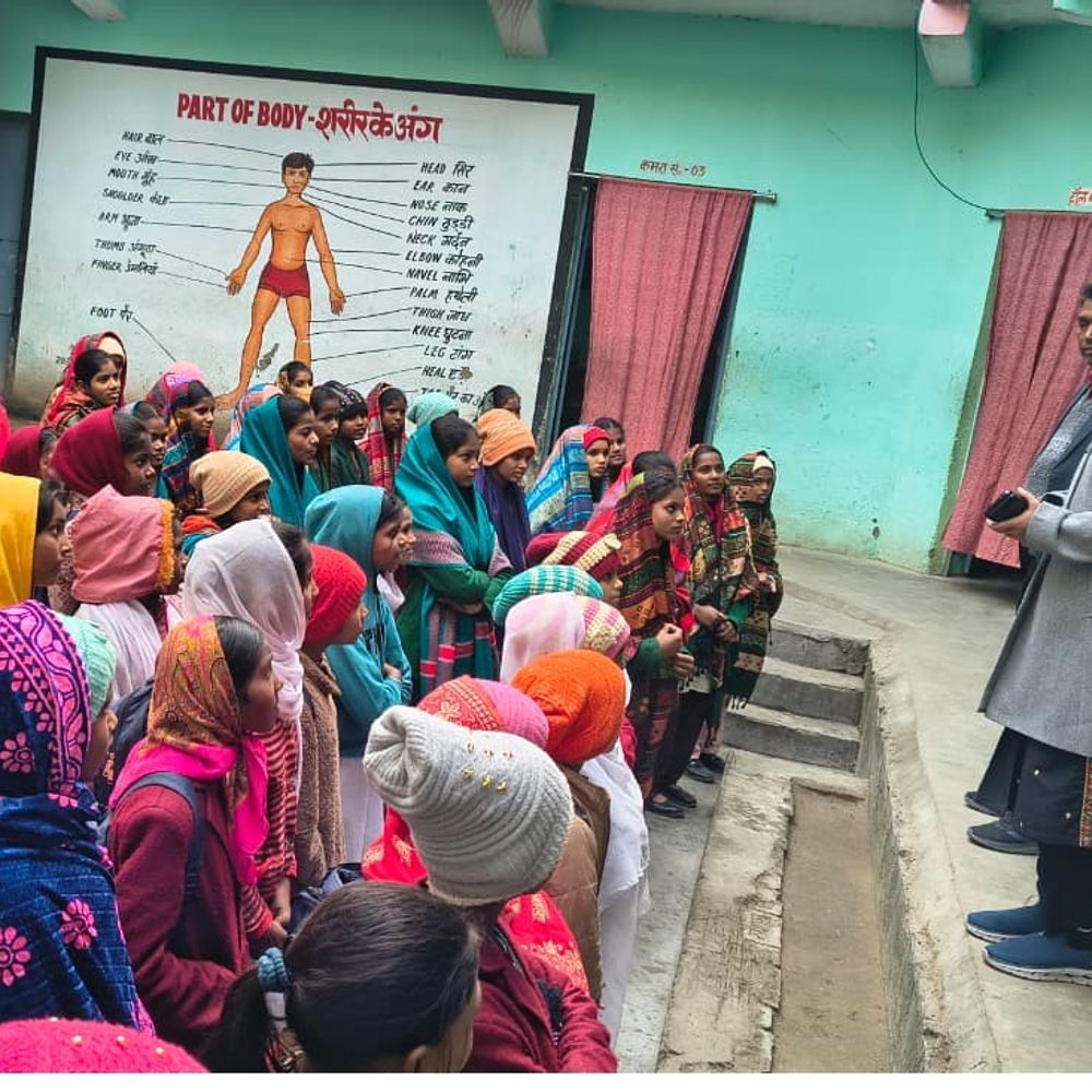 अनुमंडल पदाधिकारी कृतिका मिश्रा ने किया विद्यालय का औचक निरीक्षण:कस्तूरबा गांधी बालिका विद्यालय में मिली अनियमितताएं, वार्डन से मांगा गया स्पष्टीकरण