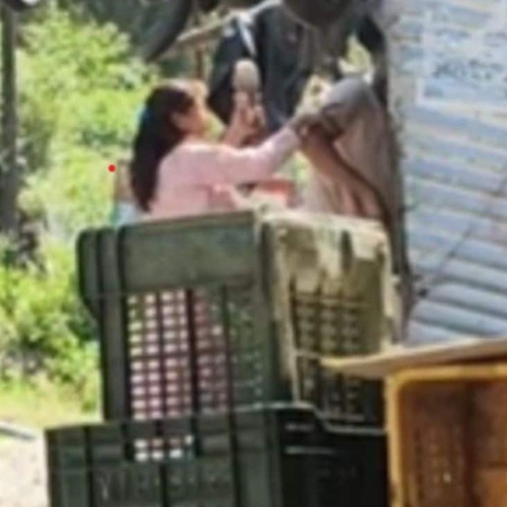 मेरठ के बाजार में पति-पत्नी और प्रेमिका में मारपीट:खाने की दुकान पर हंगामा, पुलिस ने किया हस्तक्षेप