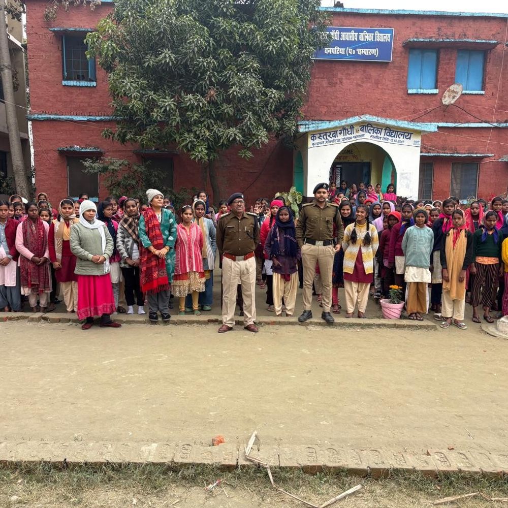 निर्भया ब्रिगेड ने छात्राओं को सुरक्षा, आत्मरक्षा की जानकारी दी:SP के आदेश पर बेतिया के कस्तूरबा गांधी विद्यालय में जागरूकता कार्यक्रम