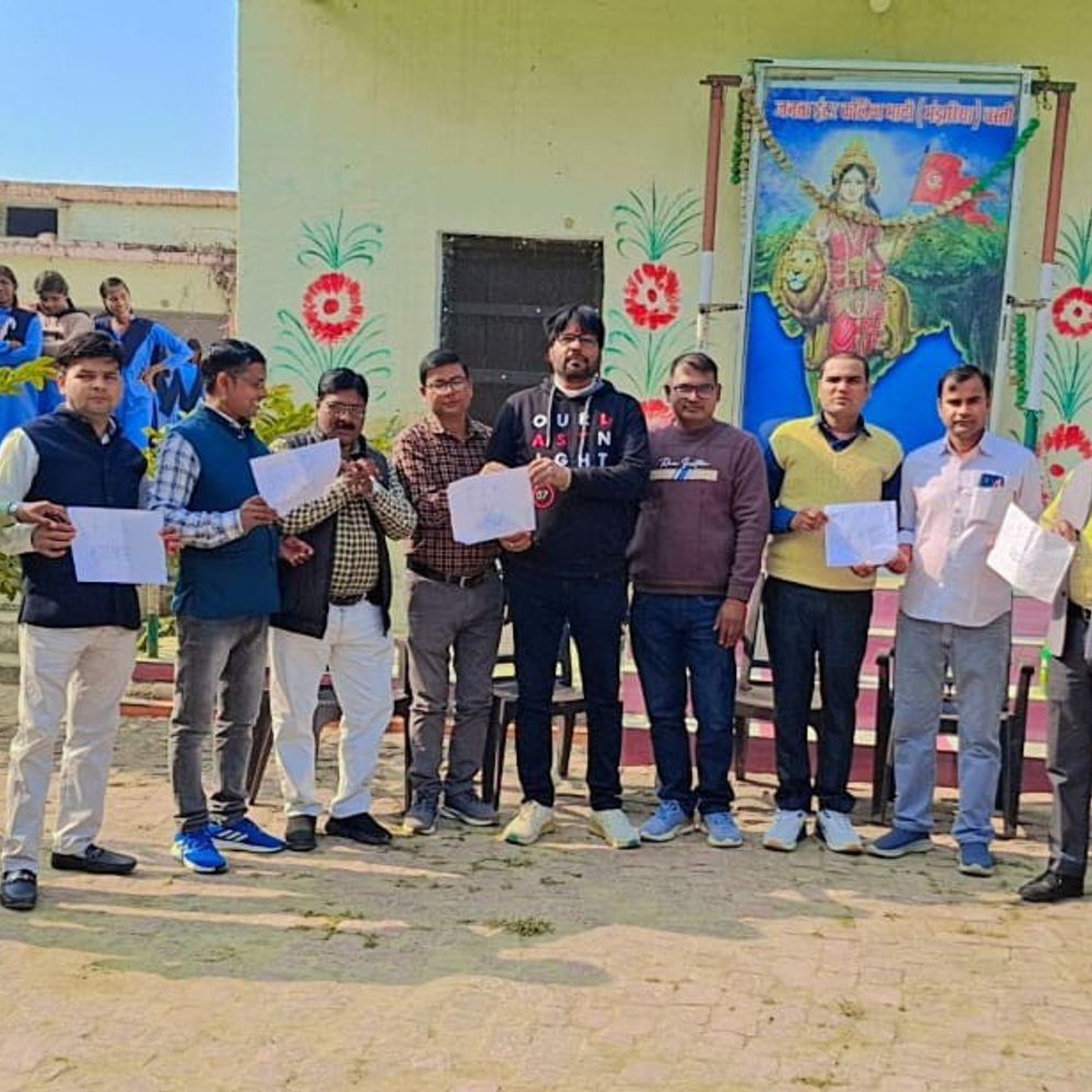 बस्ती में शिक्षकों ने FIR की प्रतियां जलाईं:अटेवा-एनएमओपीएस ने पदाधिकारियों पर दर्ज मुकदमों का विरोध किया, कहा- केस वापस हो