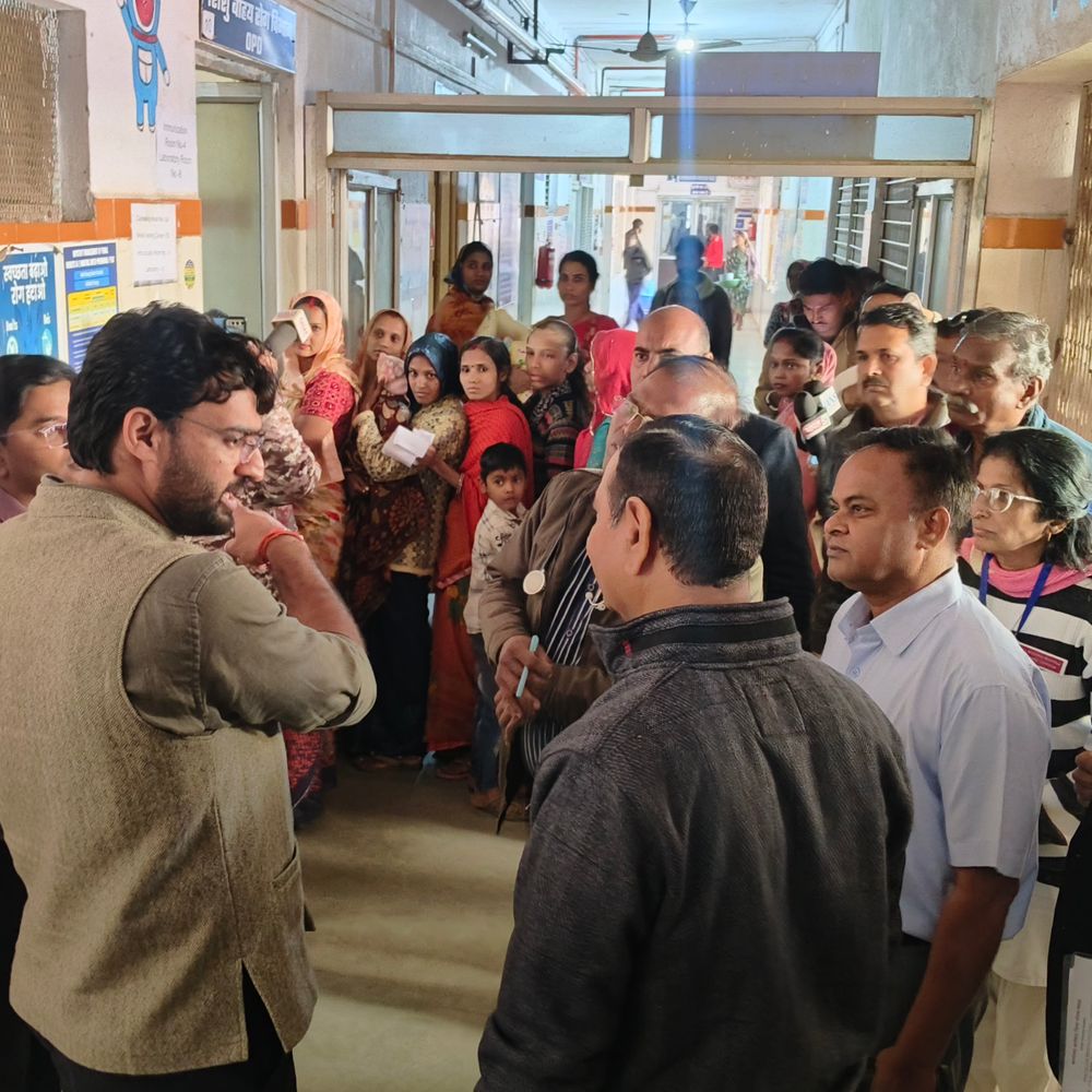 कलेक्टर बोले-बेवजह रेफर करने पर डॉक्टरों के खिलाफ होगी कार्रवाई:नीमच जिला अस्पताल पहुंचे, कहा-अनुचित गतिविधियां बर्दाश्त नहीं की जाएगी