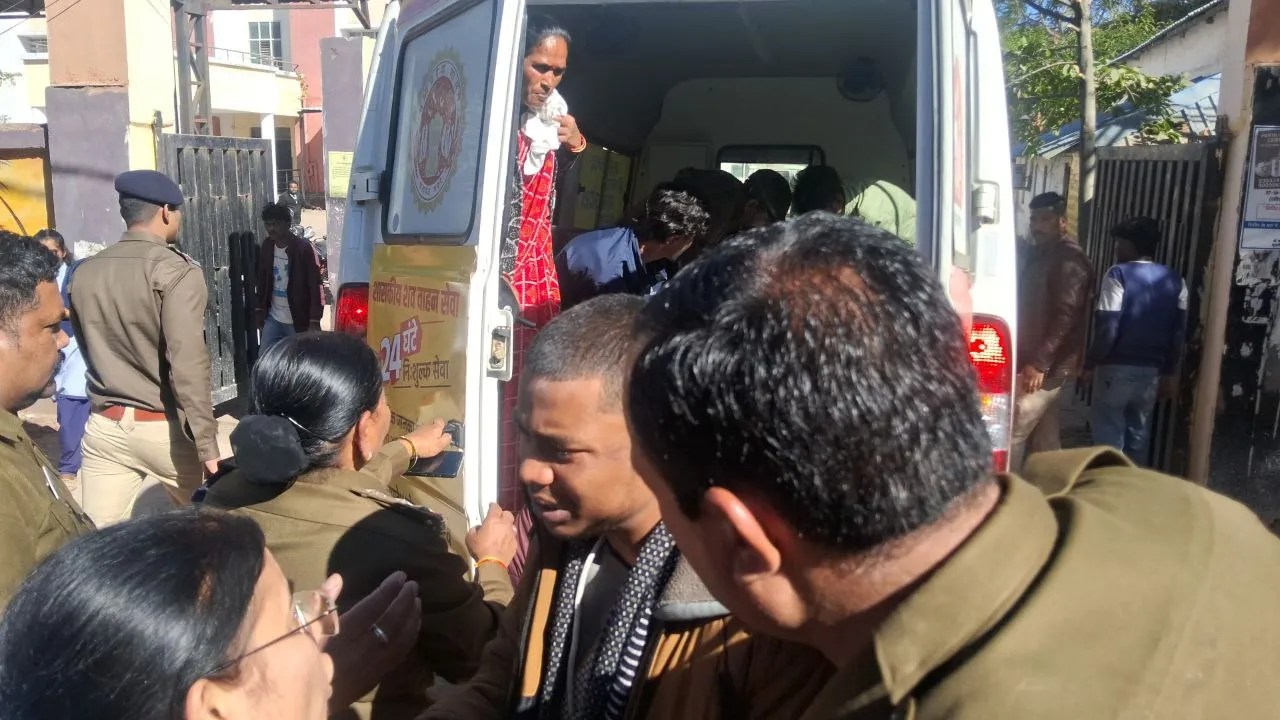 नाबालिग का शव लेकर कलेक्ट्रेट पहुंचे युवक