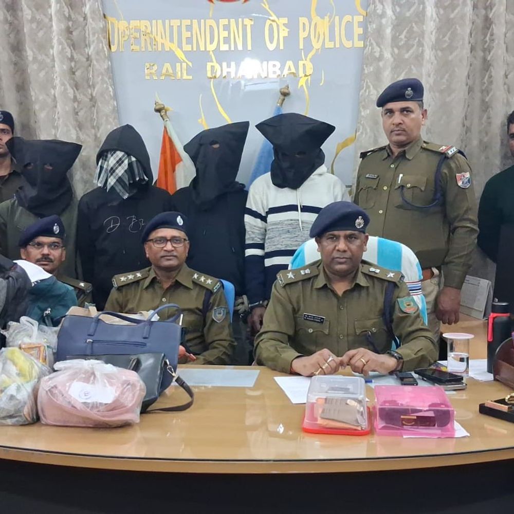 टाटा-जयनगर एक्सप्रेस में महिला यात्रियों से चोरी:धनबाद रेल पुलिस ने चार आरोपियों को किया गिरफ्तार, एक फरार