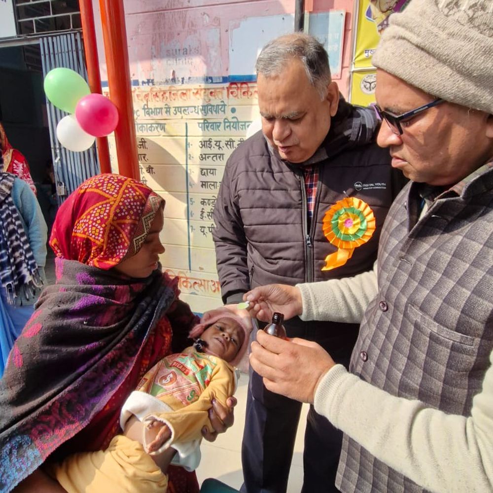 मुख्य चिकित्साधिकारी ने विटामिन ए कार्यक्रम का शुभारंभ किया:भदोही में 9 माह से 5 वर्ष के बच्चों को मिलेगी खुराक