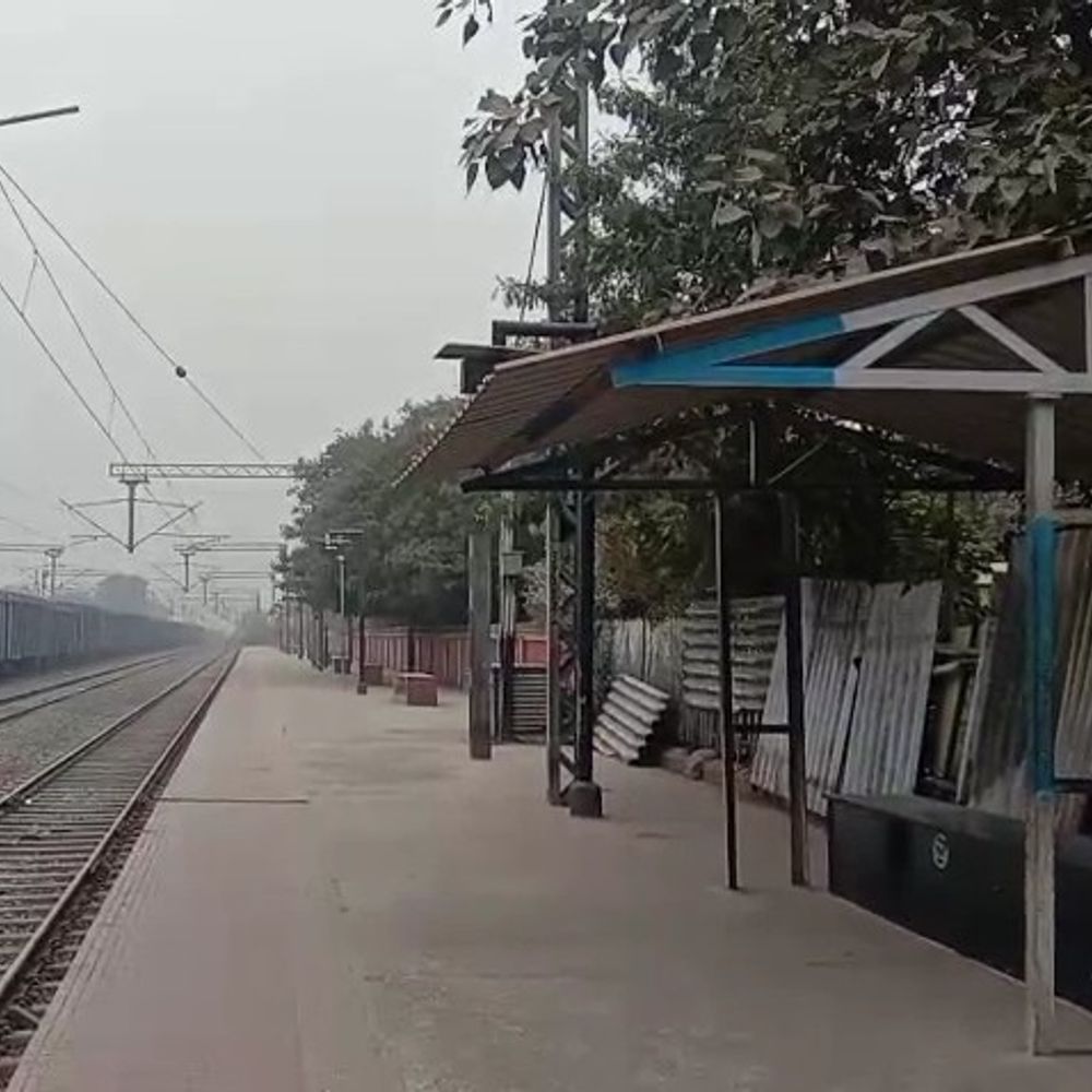 जमुई में मालगाड़ी बेपटरी होने से ठप हुआ रेल यातायात:जमुई स्टेशन पर सन्नाटा, यात्री ठंड में परेशान