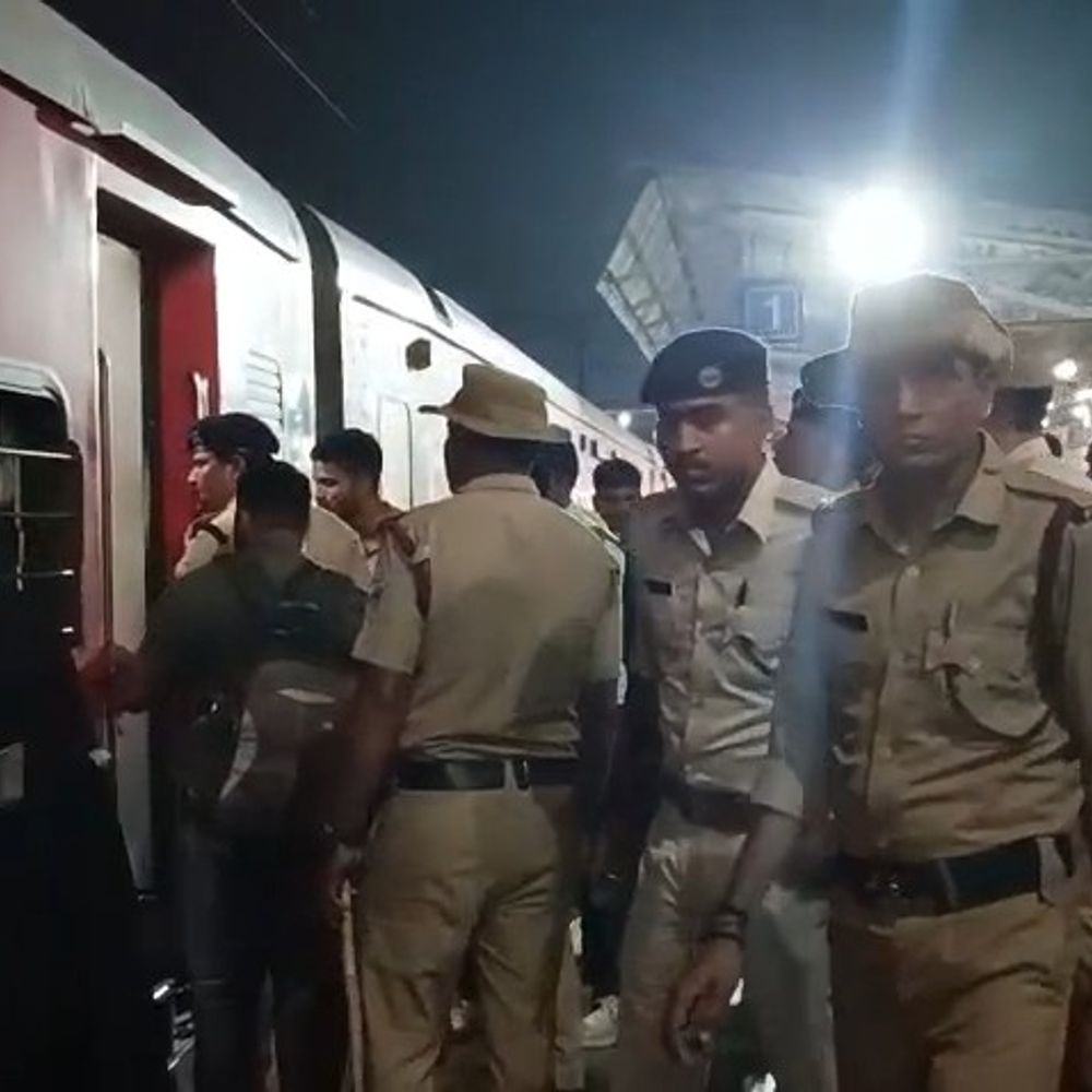 समस्तीपुर रेलवे मंडल में ऑपरेशन ‘समय पालन’ के तहत कार्रवाई:चेन पुलिंग करने पर 249 यात्रियों को पकड़ा, महिला बोगी में सफर करने वालों पर भी सख्ती