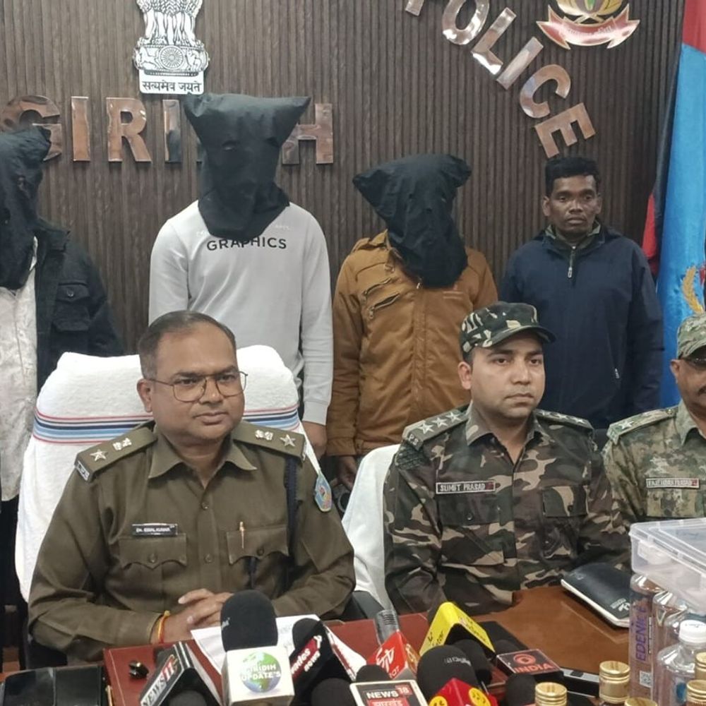 गिरिडीह में 28.50 लाख की अवैध शराब जब्त:डुमरी-पीरटांड़ मार्ग से तीन तस्कर गिरफ्तार, पानी की पेटियों में छिपाई थी खेप