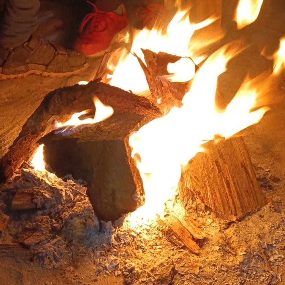 पूर्णिया में चौक चौराहों पर अलाव की व्यवस्था:बस बस स्टैंड, रेलवे स्टेशन, रैन बसेरों में मिली राहत; डीएम अंशुल कुमार-एसपी स्वीटी सहरावत ने बांटे कंबल