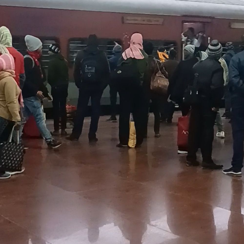 कोहरे की वजह से ट्रेनें लेट, यात्रियों की परेशानी बढ़ी:डिब्रूगढ़-लखनऊ स्पेशल ट्रेन 20 घंटे लेट, गरीब रथ भी 12 घंटा की देरी से चल रही