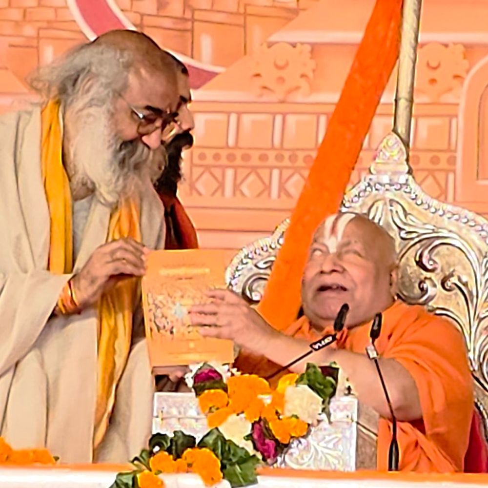 जगद्गुरु रामभद्राचार्य ने संभल में सुनाई श्रीकल्कि कथा:बोले- भारत की भाग्य की रेखा बदलेंगे, जो ऊंचे स्वर में श्रीराम कहेगा, वही भारत पर राज करेगा