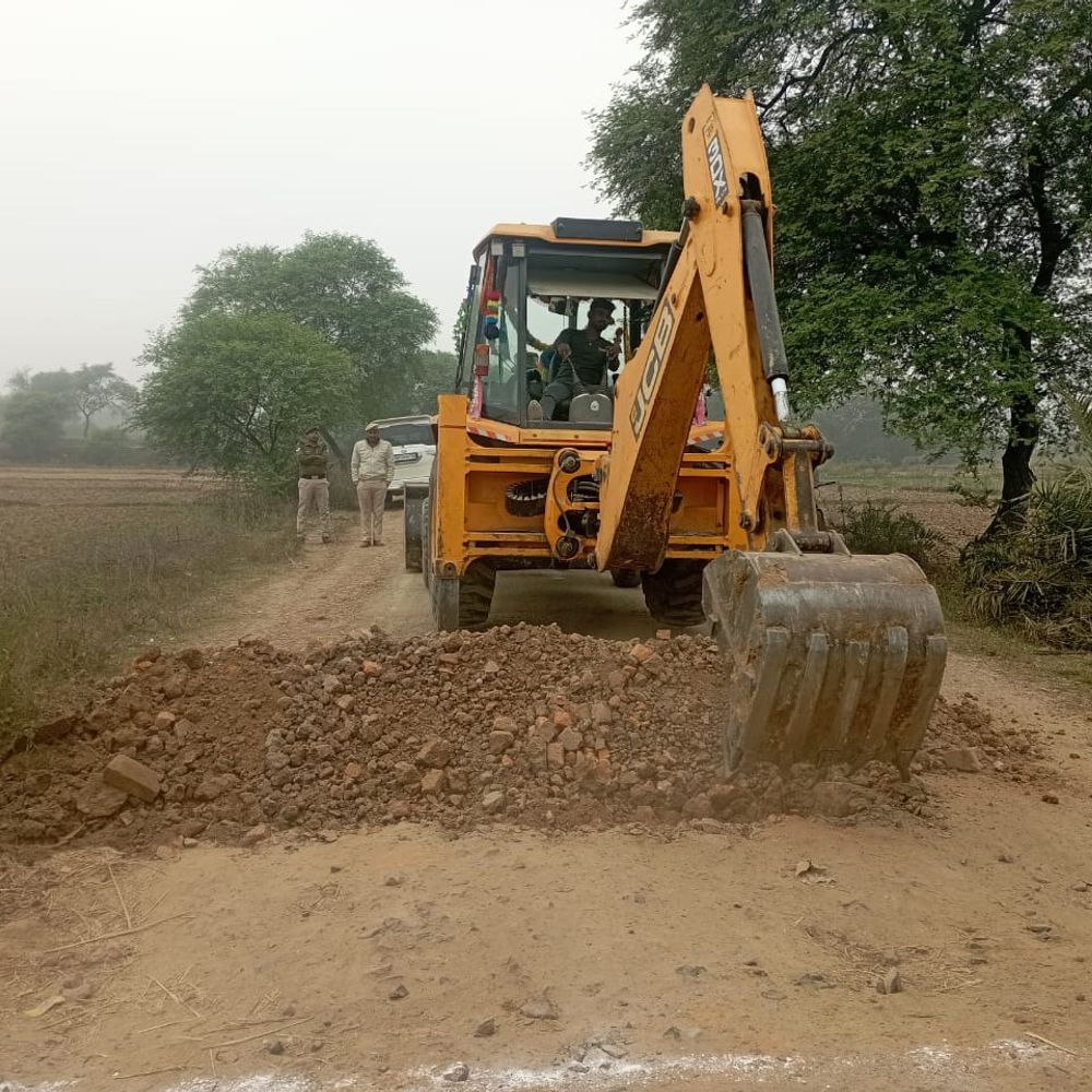 बांका में रेलवे ने काटी सड़क, ग्रामीणों ने किया विरोध:ओड़हरा गांव का रास्ता बंद करने की कोशिश विफल, गड्ढा भरा गया