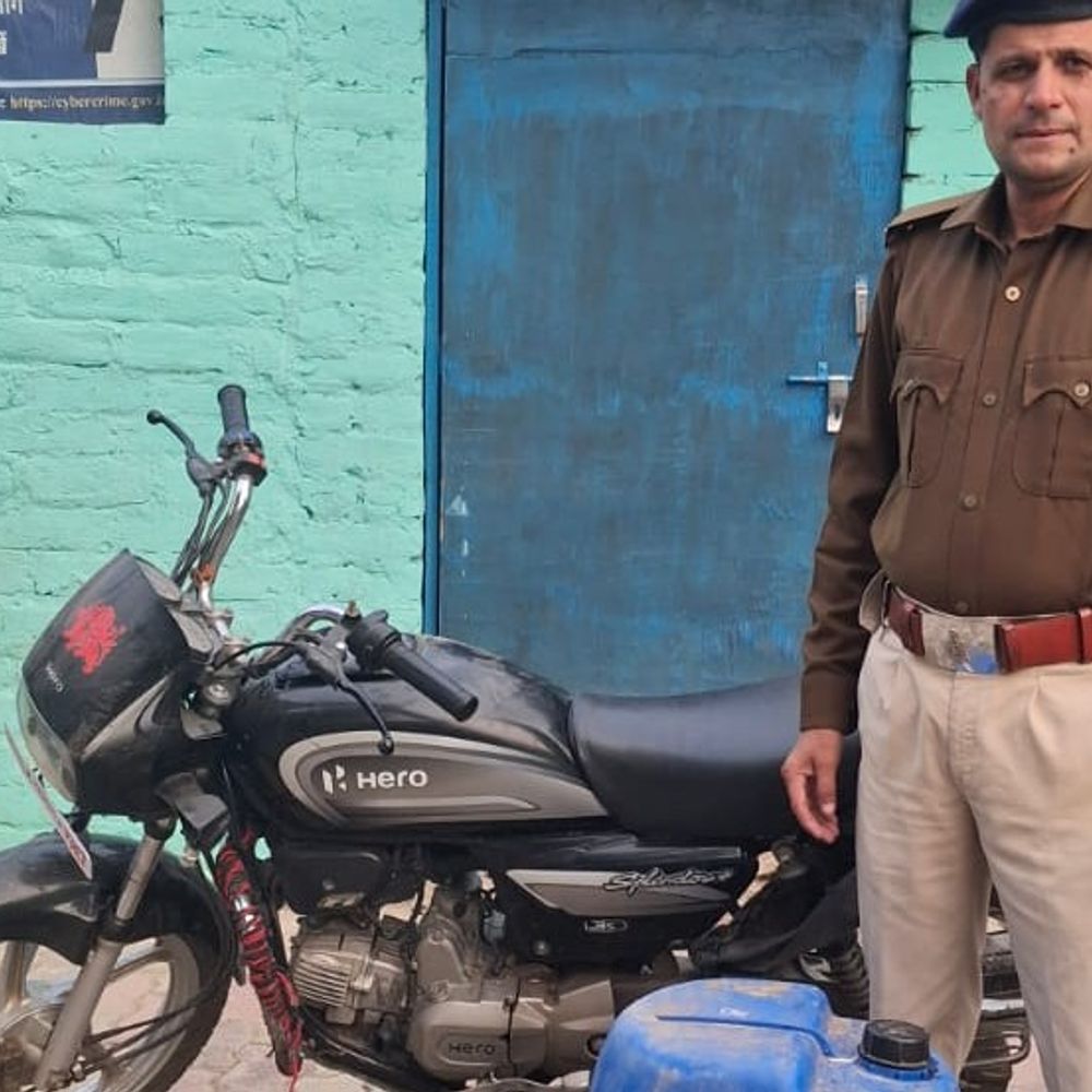 महुली में 50 लीटर शराब बरामद:पुलिस ने बाइक जब्त की, मौके से तस्कर फरार