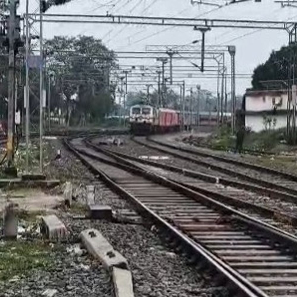 हाजीपुर स्टेशन पर गर्डर लॉन्चिंग, ट्रेनें होंगी लेट:समस्तीपुर से गुजरने वाली ट्रेनों का टाइम बदला, शहीद-गोंदिया एक्सप्रेस बदले हुए समय से चलेगी