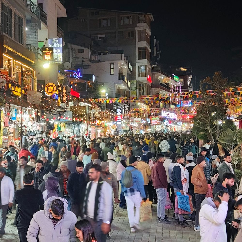 हजारों की संख्या में मनाली पहुंचे सैलानी:नए साल का स्वागत करेंगे, मॉल रोड पर लाइव म्यूजिक का उठाएंगे आनंद