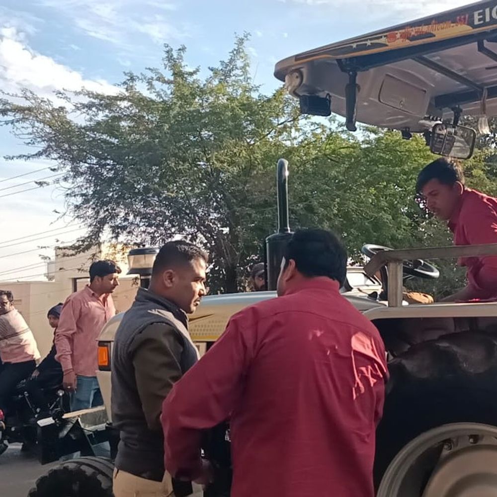 आगर मंडी में ट्रैक्टर बाइक से टकराया:व्यापारी ने किसान से बदसलूकी की, फिर थाने में माफी मांगी