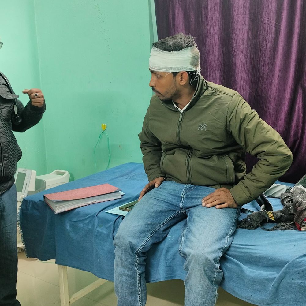 खगड़िया में निजी क्लीनिक संचालक पर जानलेवा हमला:अज्ञात हमलावरों ने लोहे की रॉड से पीटा, डॉक्टर शशि पर आरोप