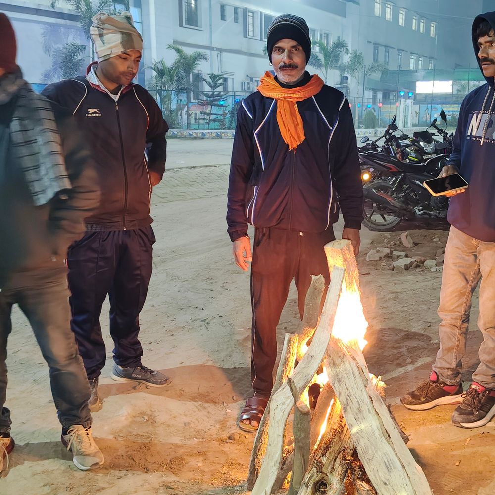 सहरसा नगर निगम ने शुरू की अलाव व्यवस्था:बढ़ती ठंड से लोगों को राहत देने के लिए चौक-चौराहों पर जलावन उपलब्ध