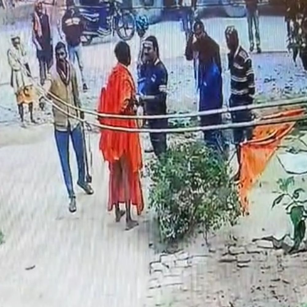 फतेहपुर में पुजारी से मारपीट, VIDEO:जमीन विवाद को लेकर दबंगों ने लाठी-डंडों से पीटा, पुलिस जांच में जुटी