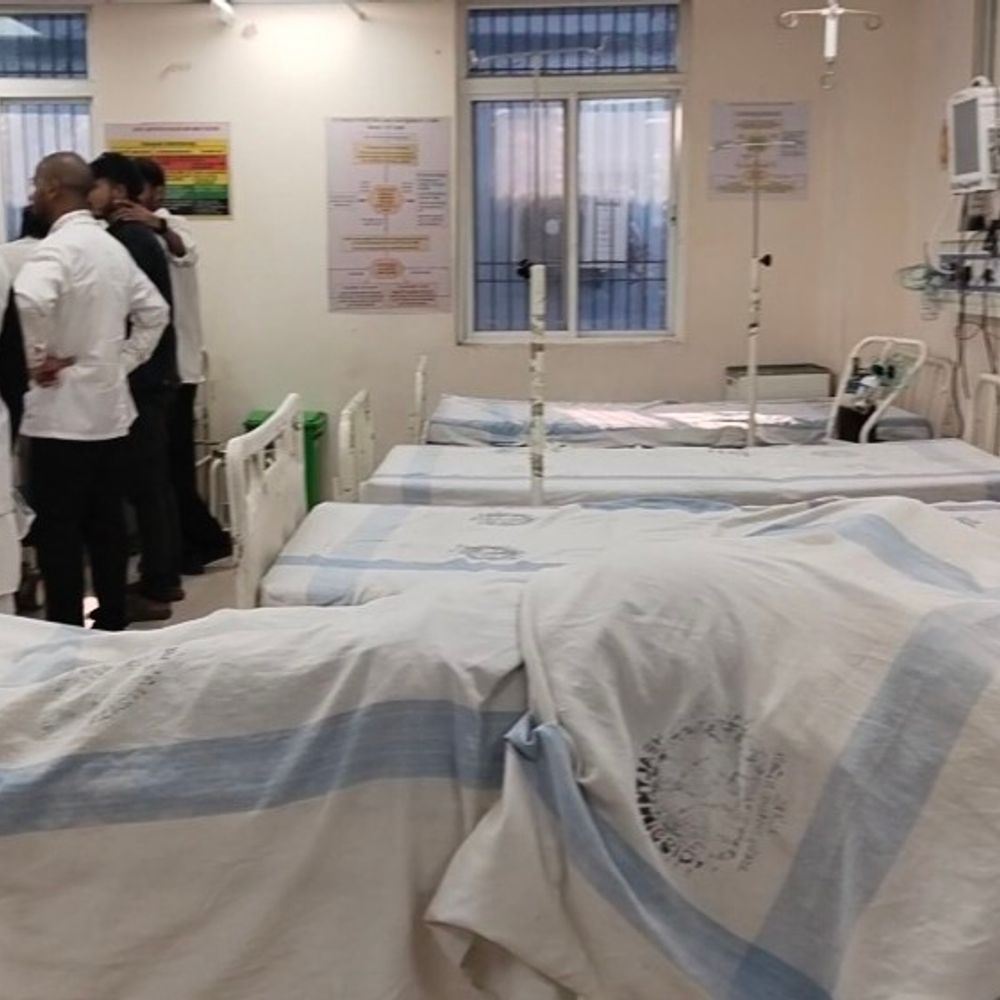 मधुबनी स्टेशन पर डाटा ऑपरेटर की मौत:जानकी एक्सप्रेस में चढ़ते समय पटरी-प्लेटफॉर्म के बीच गिरे, डॉक्टरों ने मृत घोषित किया