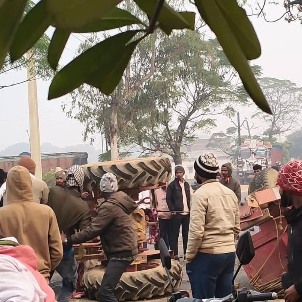 धनवेरिया के पास हादसा, ट्रैक्टर दो हिस्सों में बंटा:जमुई में छड़ लदा ट्रैक्टर पलटा, चालक गंभीर घायल; पटना रेफर