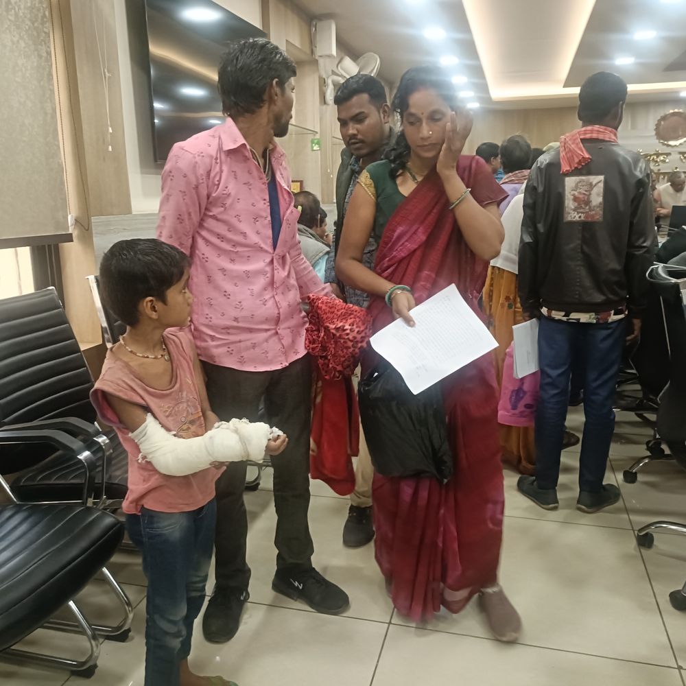 सिंगरौली में बच्चे को बिना एक्स-रे प्लास्टर बांधने का आरोप:झोलाछाप पर कार्रवाई की मांग, परिजनों बोले-प्लास्टर से बढ़ी सूजन-दर्द; काटने पर मिले फफोले