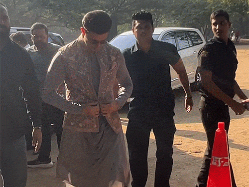 कजन की बारात में ढोल की धुन पर थिरके ऋतिक:राकेश रोशन ने दूल्हा-दुल्हन के साथ पोज दिया, सुजैन खान बॉयफ्रेंड संग शामिल हुईं