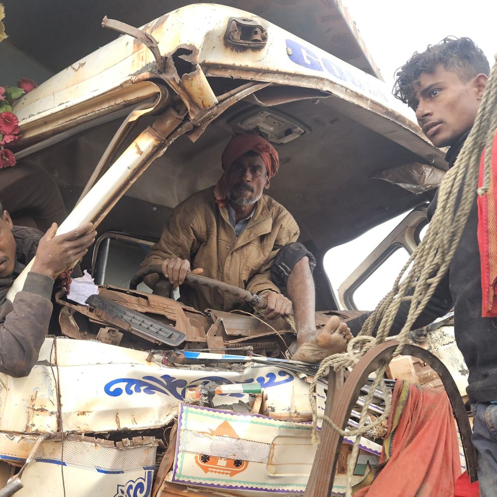समस्तीपुर में दो हाईवा की टक्कर:एक चालक घायल, जेसीबी से दोनों वाहनों को अलग किया गया