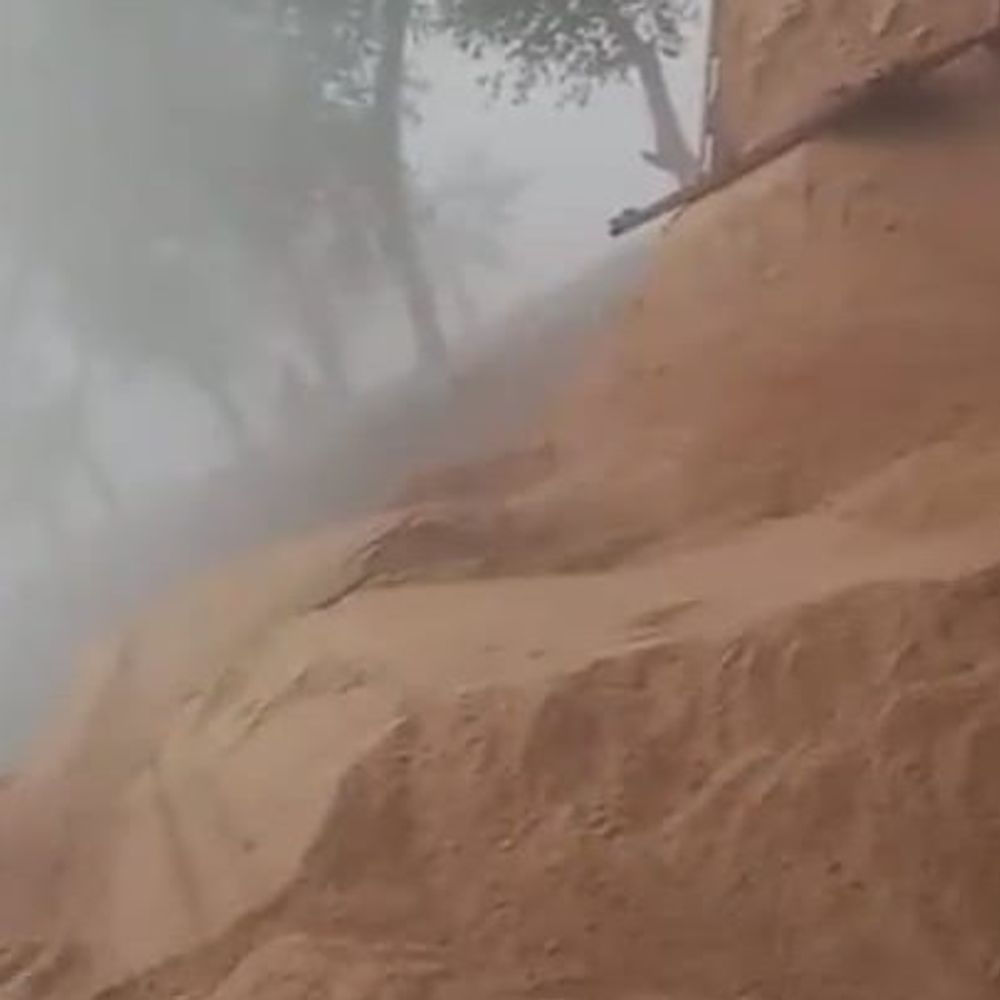 जमुई में बालू डंप यार्ड की आड़ में अवैध तस्करी:उलाई नदी से बालू उठाव का VIDEO VIRAL, लाखों के राजस्व नुकसान की आशंका