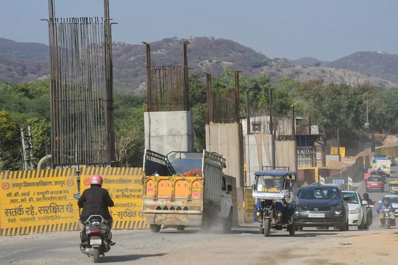 सीबीआई फाटक पर बन रहा है पुल, देखें तस्वीरें