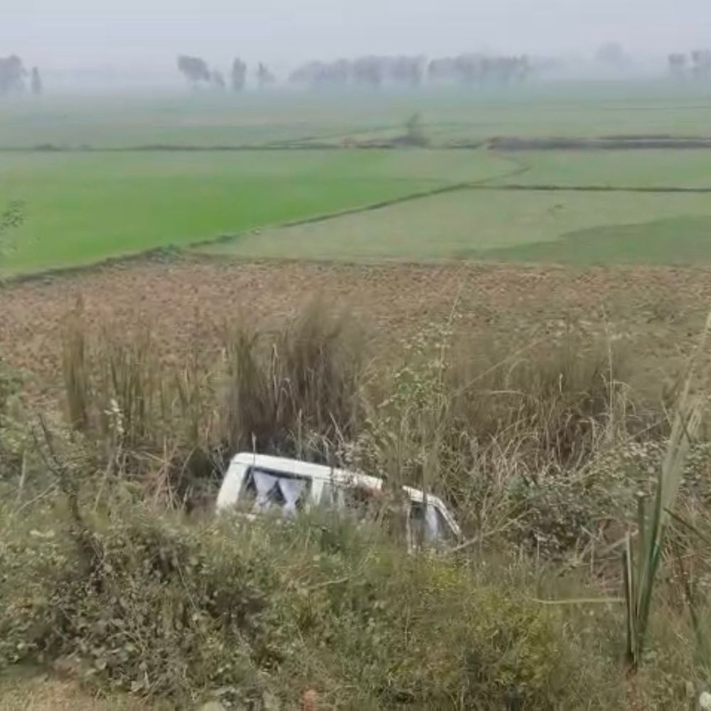 जिला विकास विभाग की गाड़ी खाई में पलटी, दो घायल:बाघराय सीएचसी में भर्ती; पुलिस ने क्रेन से वाहन निकाला