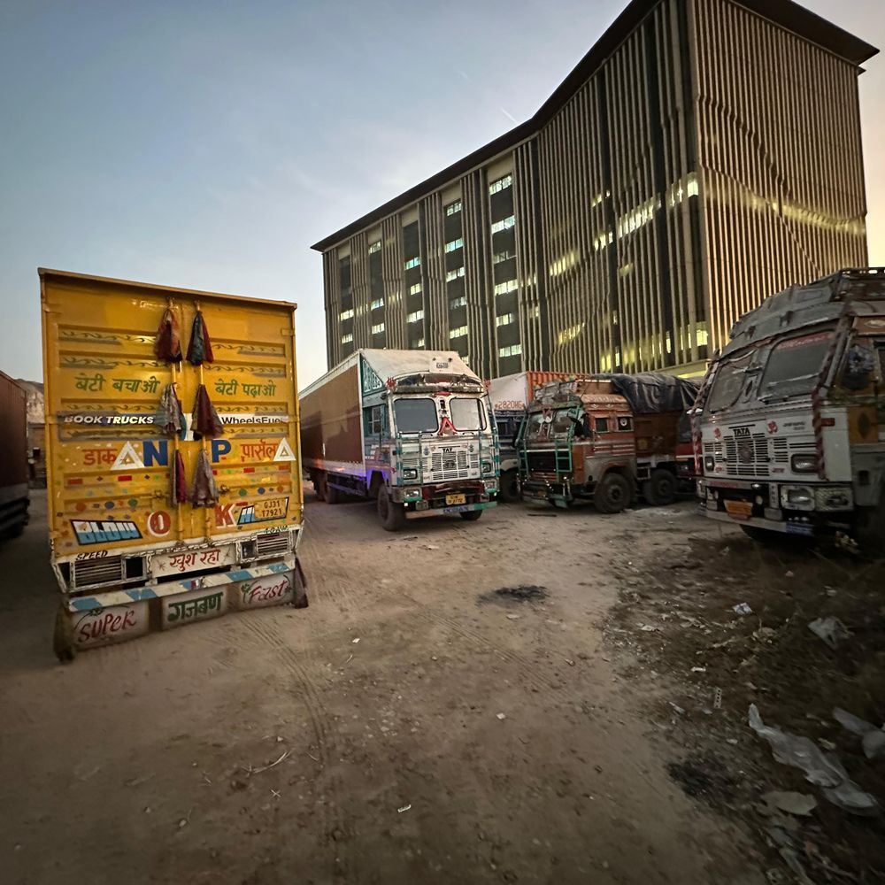 अवैध पान मसाला, ग्रेनाइट परिवहन पर कार्रवाई:राज्य कर विभाग ने 13 वाहन जब्त किए, दस्तावेज में मिली गड़बड़ी