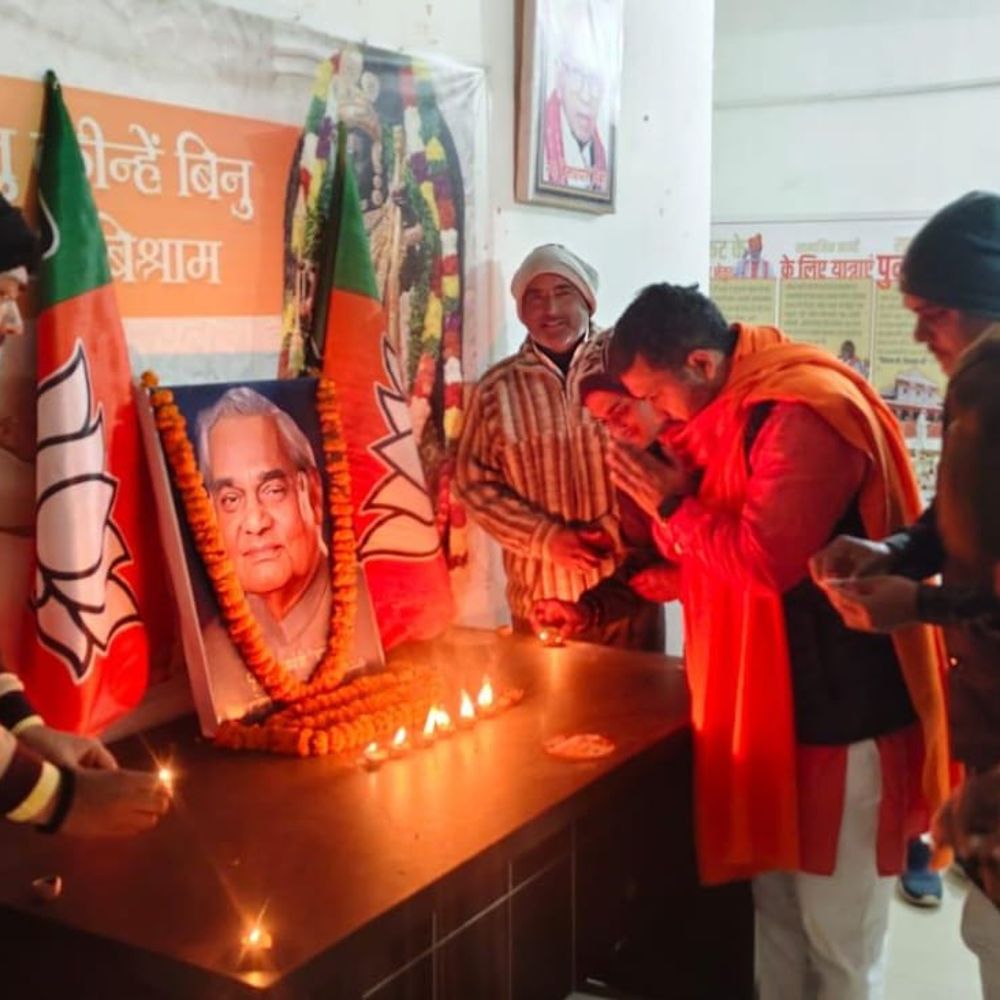 वाजपेयी की 100वीं जयंती की पूर्व संध्या पर नमन:भाजपा कार्यकर्ताओं ने श्रद्धा सुमन अर्पित किया, 100 दीप जलाए