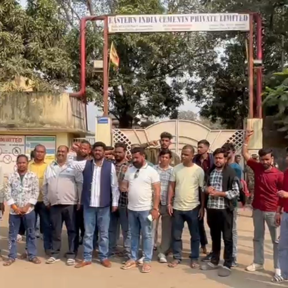 बोकारो में विस्थापितों का अनिश्चितकालीन धरना शुरू:ईस्टर्न इंडिया सीमेंट की एथनॉल फैक्ट्री गेट पर नियोजन की मांग