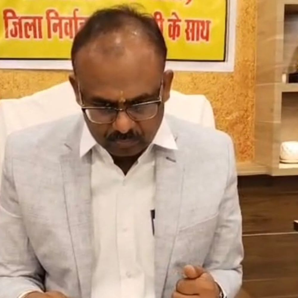 महराजगंज DM ने छठवें दिन भी की जनसुनवाई:SIR अभियान को लेकर मतदाताओं की समस्याओं का समाधान