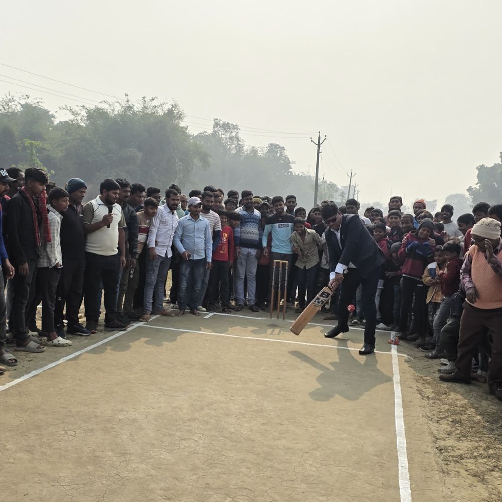 नवटोलिया में अंतरजिला क्रिकेट टूर्नामेंट का शुभारंभ:चौथम प्रमुख प्रतिनिधि ने किया उद्घाटन, 5 टीमें ले रही हिस्सा