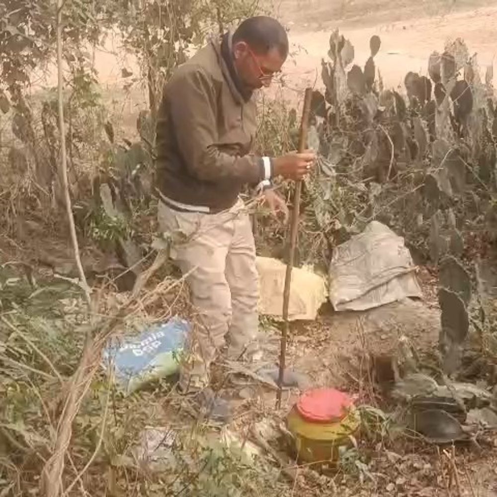 कुदरा में 2000 लीटर कच्ची शराब नष्ट:कैमूर थाना क्षेत्र के नेवरास, खैरा पट्टी समेत कई गांवों में छापेमारी