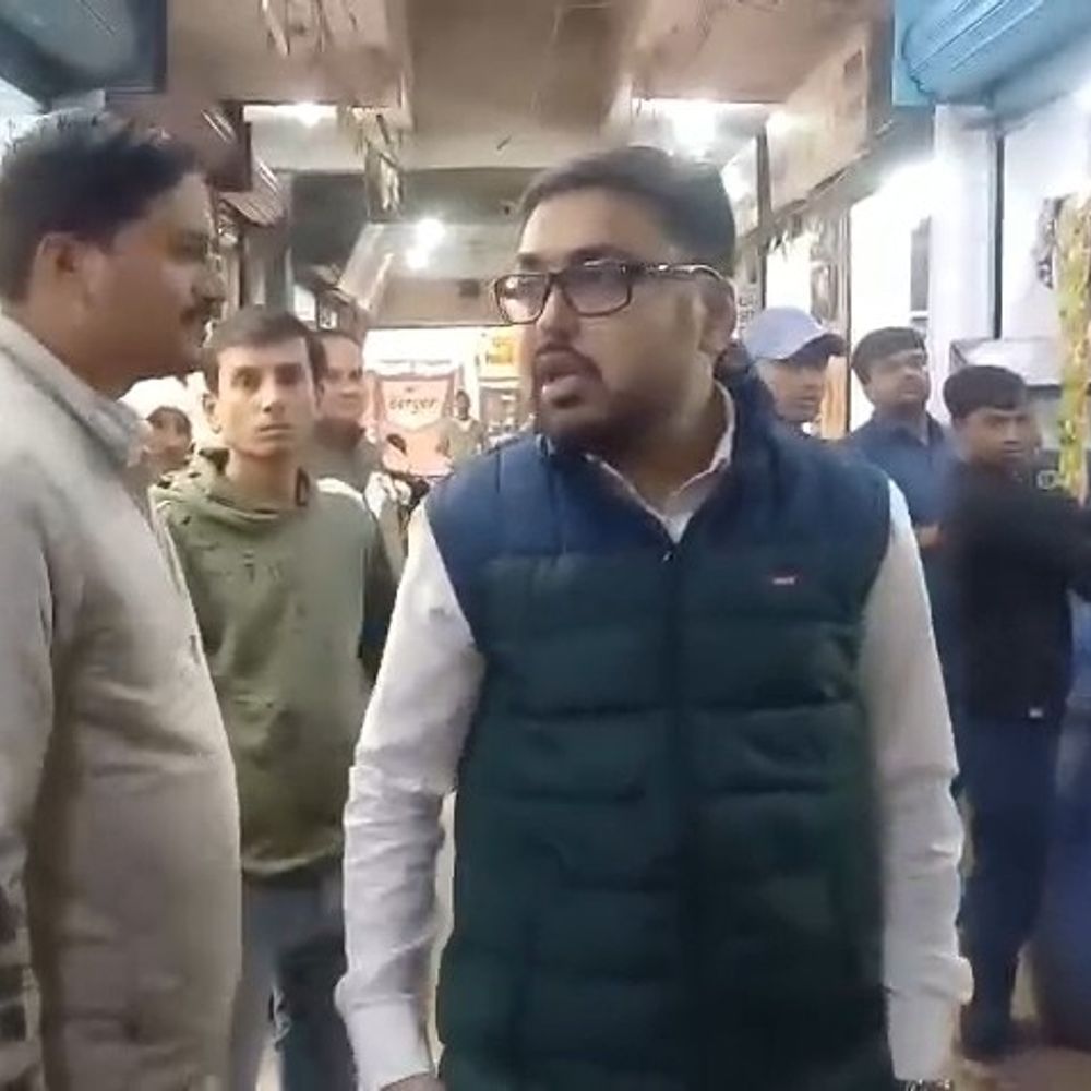 आधा दर्जन मिठाई दुकानों से लिया सैंपल, जांच को भेजा:एसडीओ ने दुकानदारों को लगाई फटकार , कढ़ाई में रखे रिफाइंड फेंकवाया