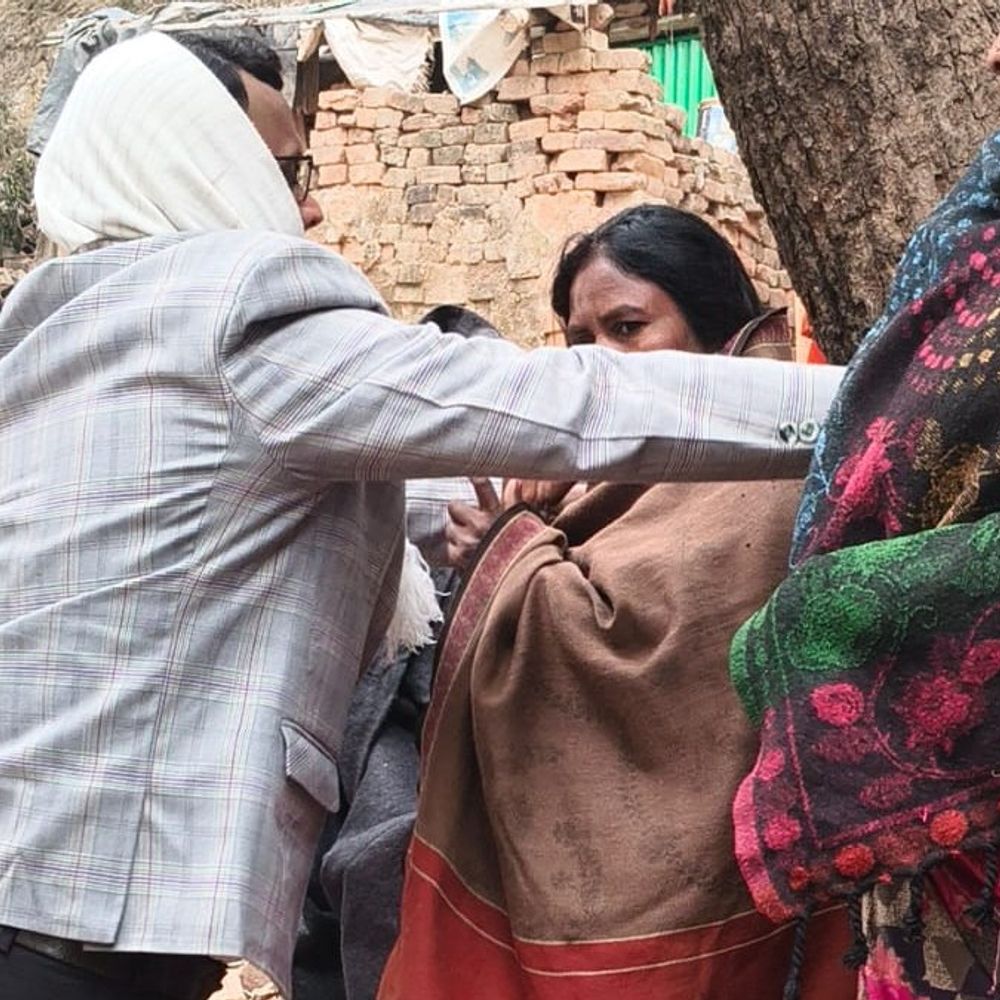 शेखपुरा में कड़ाके की ठंड के बीच समाजसेवा की मिसाल:200 जरूरतमंदों के बीच बांटे गए कंबल, 15 सालों से समाजसेवा में सक्रिय