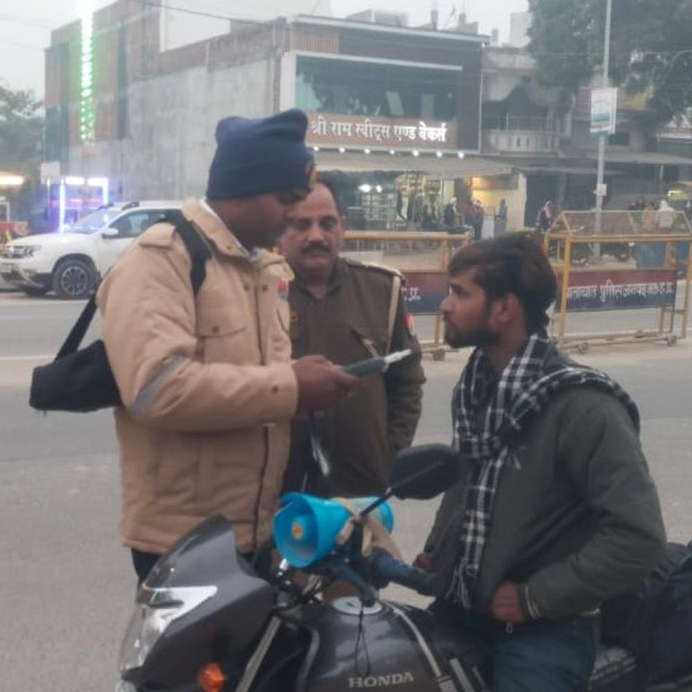 मऊ में शराब पीकर वाहन चलाने वालों पर कार्रवाई:यातायात पुलिस ने 230 वाहनों का चालान किया, 20 से अधिक नशे में मिले