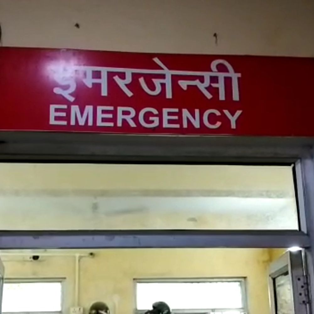 फतेहपुर में ई-रिक्शा पलटने से युवक की मौत:बाइक बचाने के चक्कर में हुआ हादसा, गंभीर घायल ने तोड़ा दम