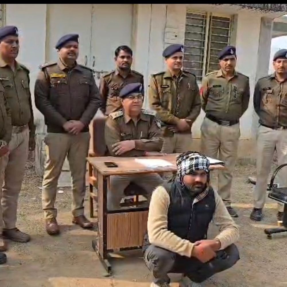 दो साल से फरार 10 हजार का इनामी बदमाश गिरफ्तार:दतिया पुलिस को देखते ही भागने लगा था; घेराबंदी में पकड़ा गया