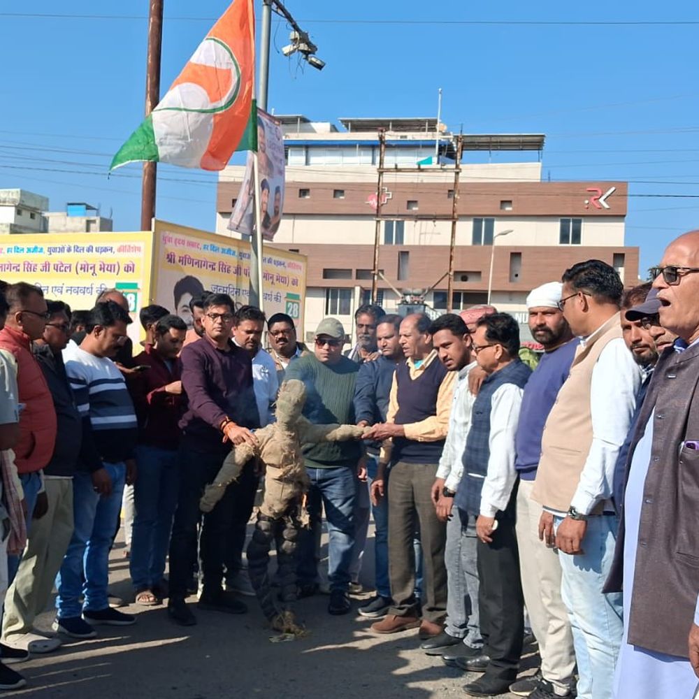 नरसिंहपुर में युवा कांग्रेस ने बांग्लादेश का पुतला जलाया:हिंदू समुदाय पर अत्याचार के विरोध में केंद्र से कार्रवाई की मांग