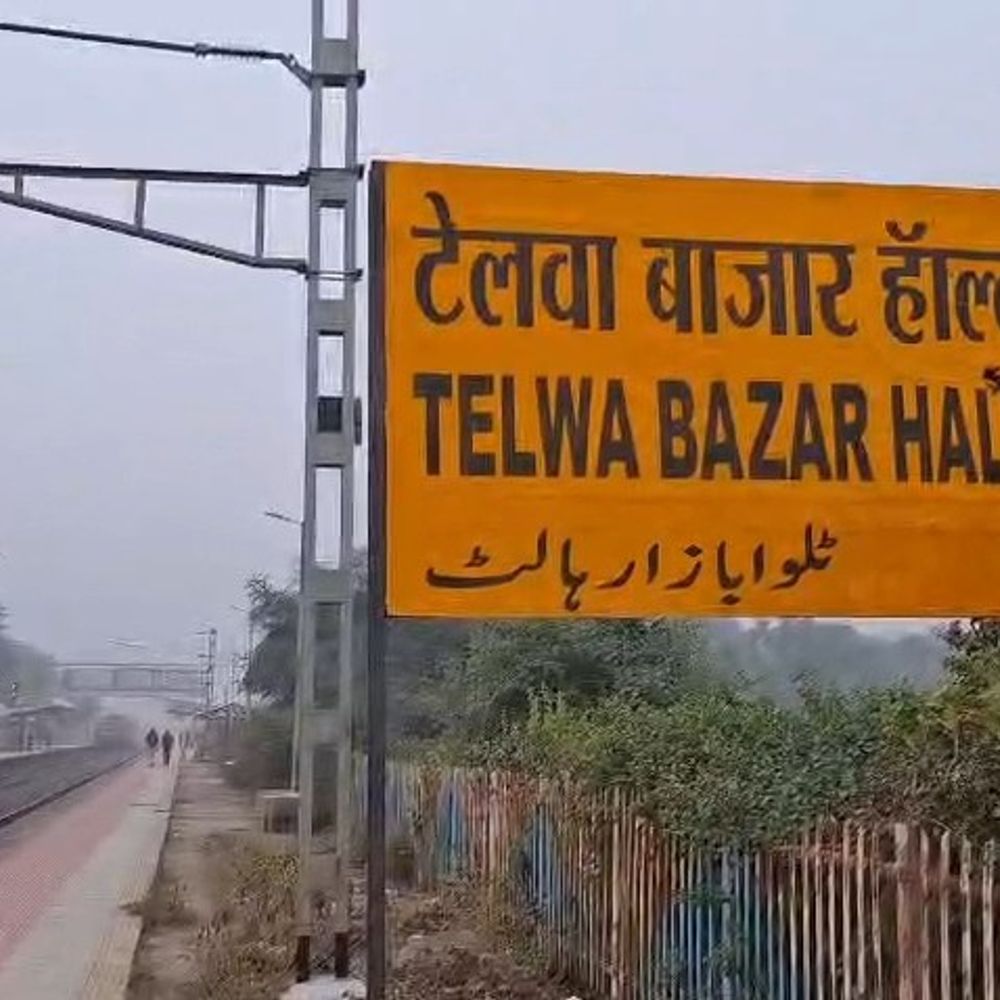 29 दिसंबर से कई एक्सप्रेस-मेमू ट्रेनों का रूट बदलाया:जमुई में सीमेंट लदी मालगाड़ी नदी में गिरी, 36 घंटे से मरम्मत का काम जारी